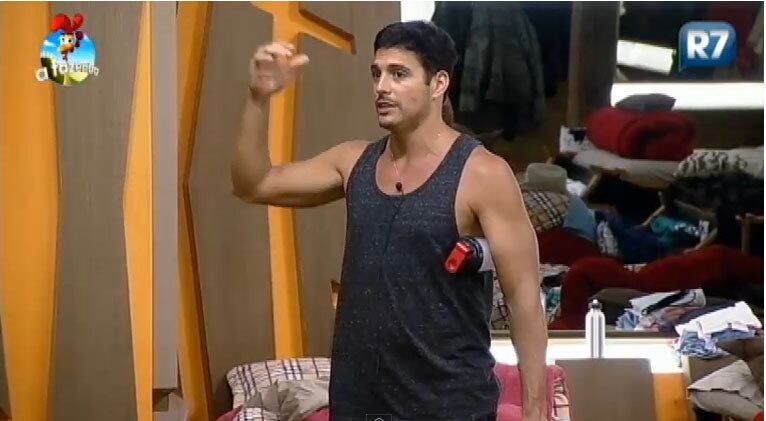 O Fazendeiro Marlos não quer saber de problemas fora do reality