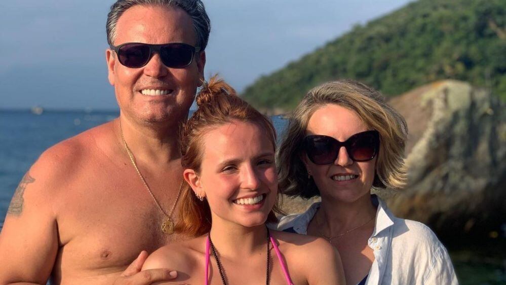 Pais de Larissa Manoela recebem transferências milionárias da empresa da atriz