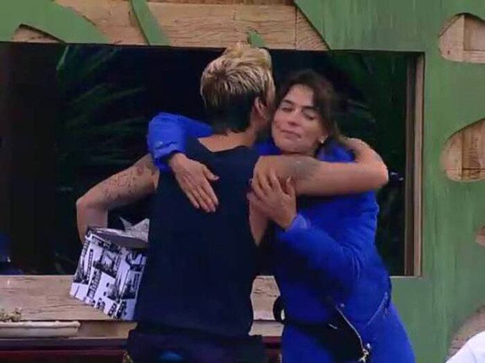 Nos últimos dias de reality, DH e Helô tiveram um momento de trégua. No
Amigo-Secreto, os dois chegaram a se abraçar e foi elogiado pela
socialite
+ Assista ao momento: Com 44,38% dos votos, DH é o grande vencedor da sétima temporada da Fazenda
+ Relembre alguns dos banhos sensuais que marcaram a Fazenda 7
+ Reveja as maiores amizades criadas entre os peões em A Fazenda 7
+ Reveja as maiores brigas e barracos da sétima edição do reality
+ Reveja os peões que mostraram mais do que queriam no reality
+ Reveja os peões mais polêmicos de A Fazenda 7