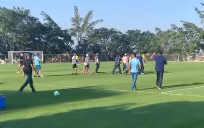 Torcedores do Cruzeiro invadem treino do time em Belo Horizonte