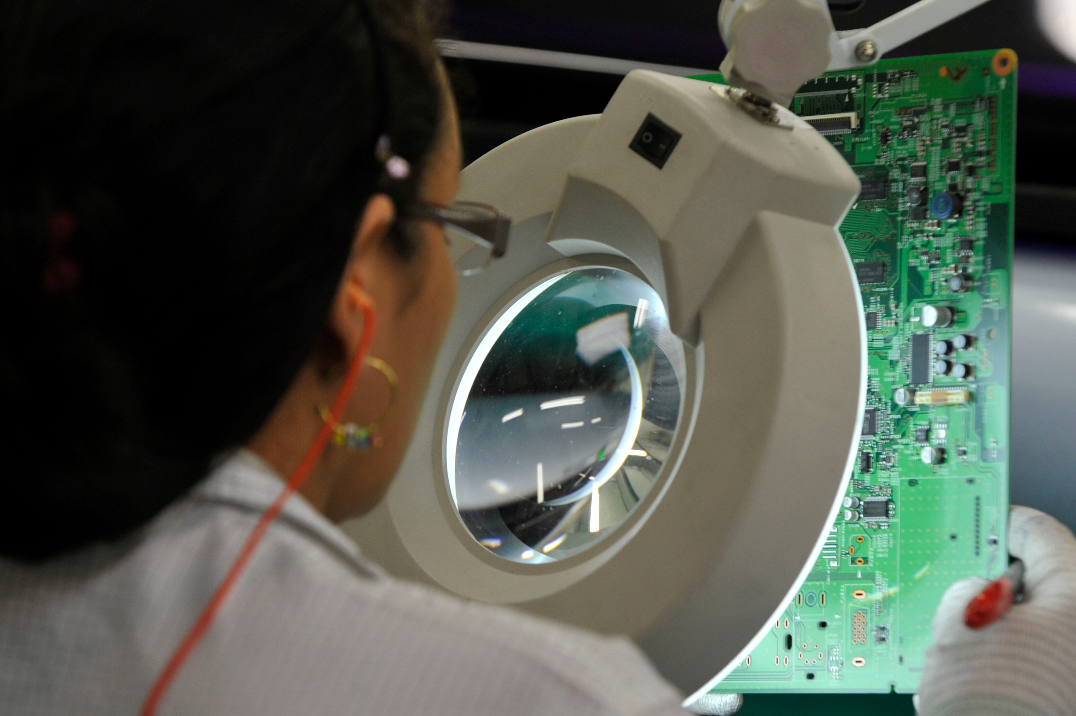 Os técnicos em eletrônica também ganham bem. No
primeiro emprego, o salário é de R$ 1.044,67 e após uma década, R$ 5.292,18