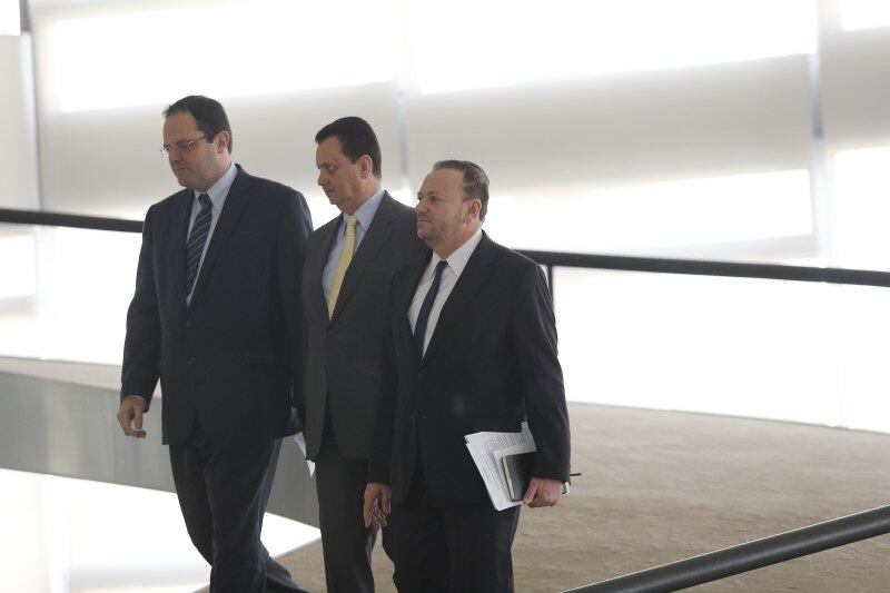 Ministros Nelson Barbosa (Planejamento), Gilberto Kassab (Cidades) e Edinho Silva (Comunicação Social) após reunião do governo