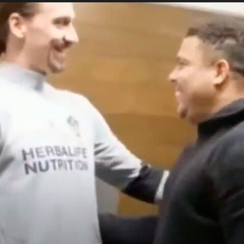 O quarto do sueco tinha vários posters do Fenômeno. Há também um vídeo de Zlatan admirando Ronaldo antes da bola rolar no clássico de Milão, entre Inter e Milan, quando eles se enfrentaram.