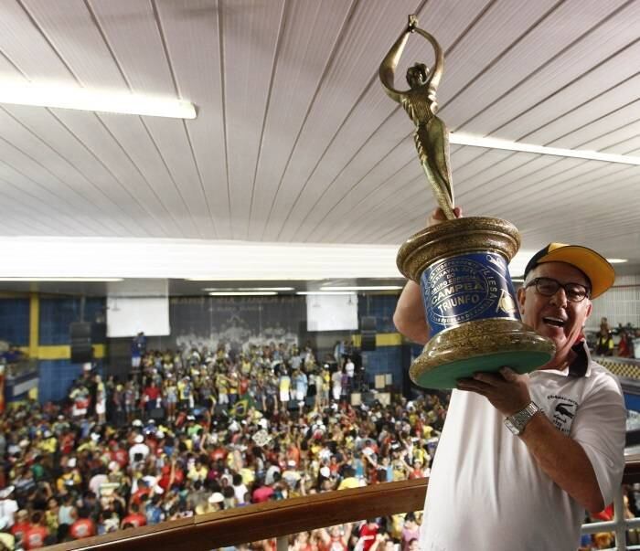 No início da noite desta quarta, o troféu já havia chegado a quadra da Unidos da Tijuca e era levantado pelo presidente da escola, Fernando Horta 