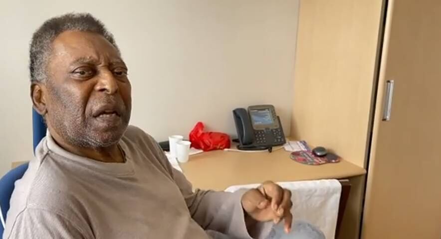 Em 2019, o quadro de infecção urinária voltou e Pelé precisou de tratamento novamente. A presença de um tumor no cólon direito foi descoberta apenas em 2021, durante mais uma bateria de exames de rotina, que estavam atrasados por conta da pandemia.