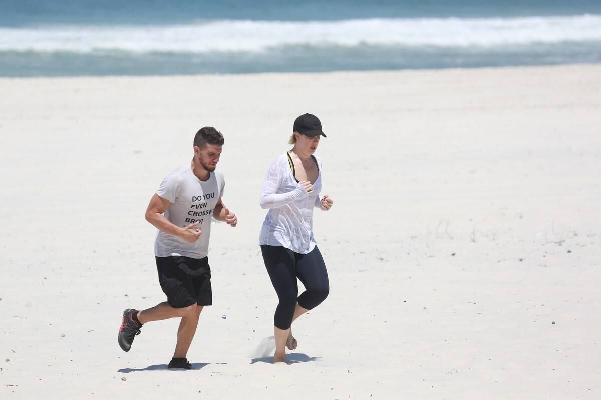 Claudia Raia faz treino funcional na areia