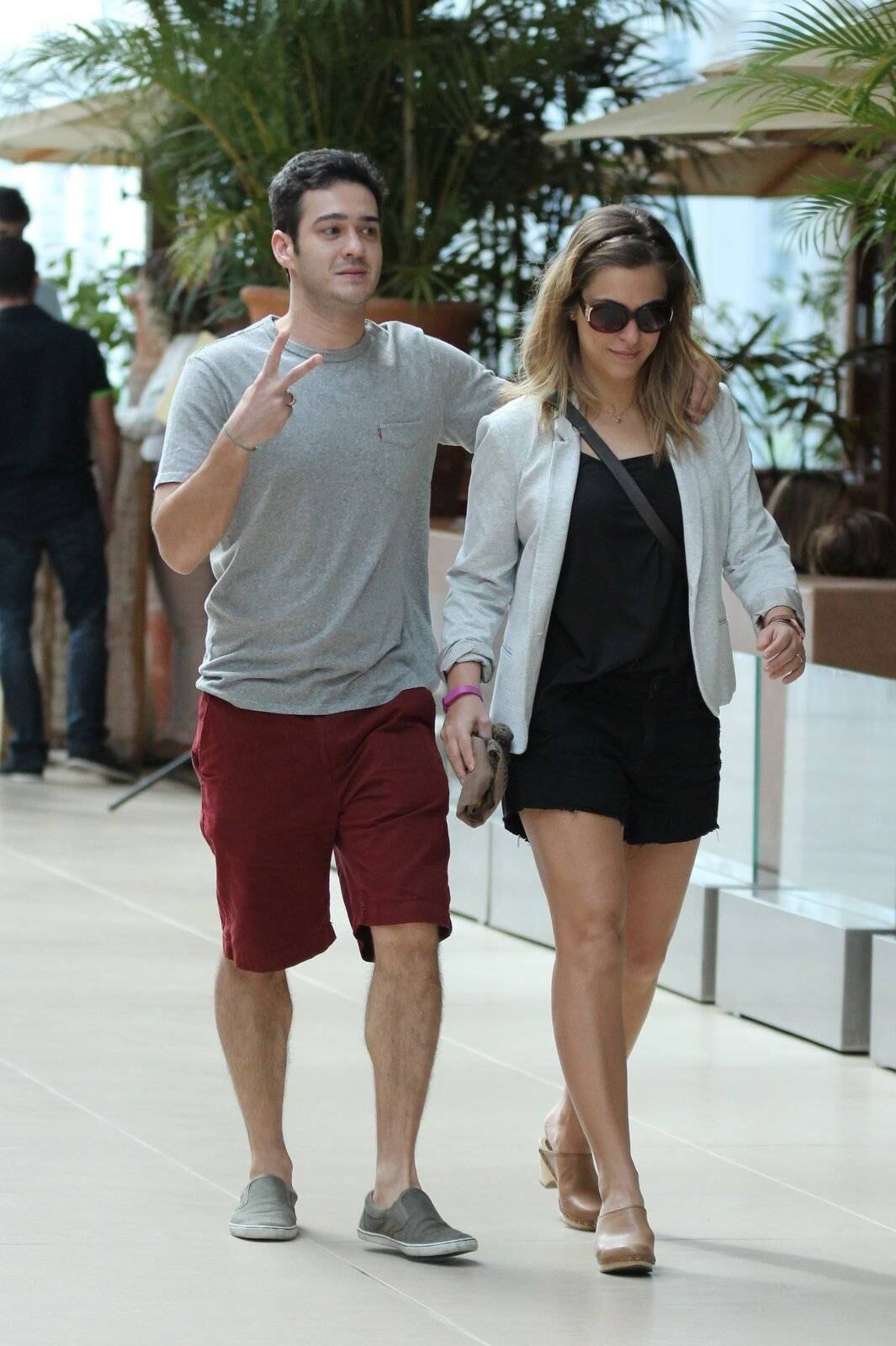 O casal estava em clima descontraído, e Marcos até acenou para as câmeras