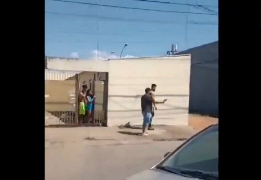 Homem realizou disparos em uma rua residencial

