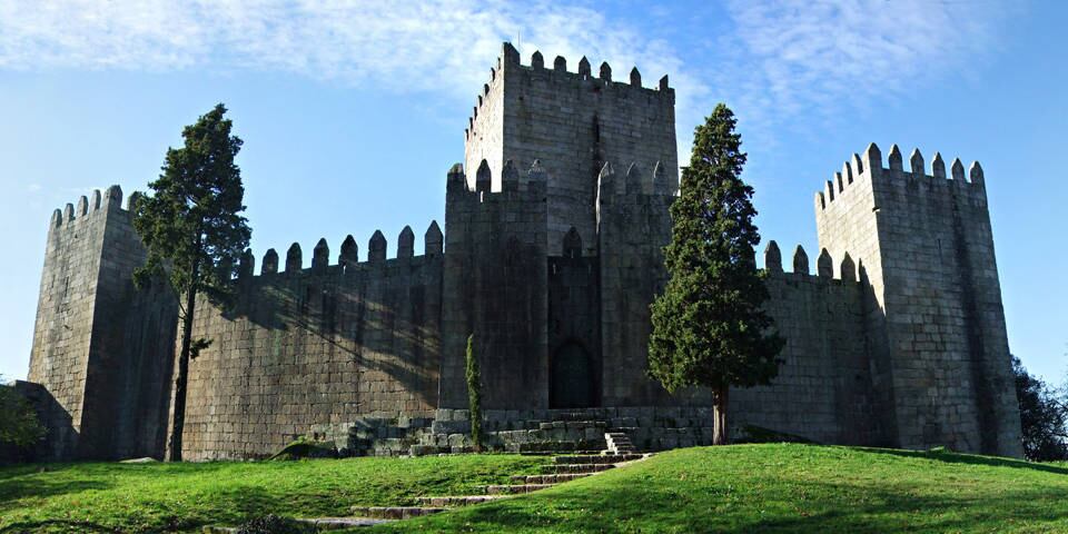Castelo de Guimarães - Construído em 958, fica na freguesia de Oliveira do Castelo, em Guimarães. Foi usado nas lutas pela independência de Portugal e é chamado de