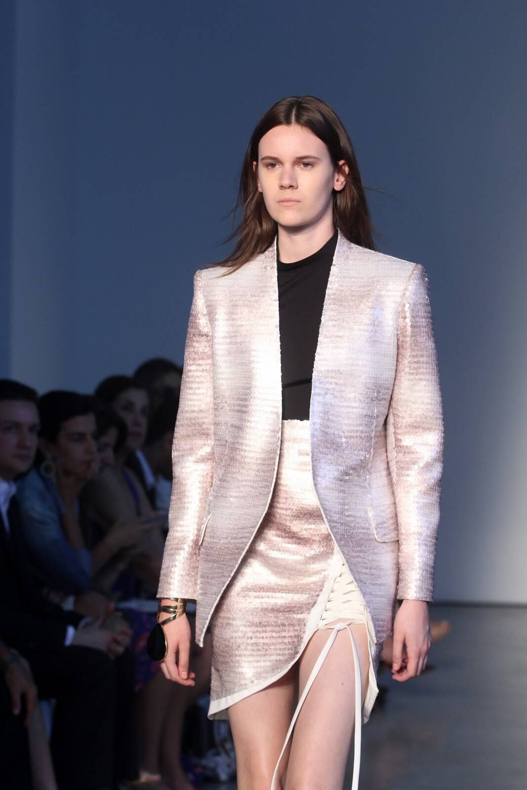 O segundo dia de desfiles da temporada inverno 2015 da São Paulo Fashion Week começou com a coleção do estilista Pedro Lourenço, nesta terça-feira (4). As modelos entraram na passarela após uma hora de atraso e vestiram peças feitas de diferentes materiais, que iam desde os trabalhos com paetês até detalhes com argolas de meta. Além dos casacos e saias que deram um ar sexy à coleção, as sandálias com saltos largos, arredondados e amarrações no tornozelo também foram destaque na passarela