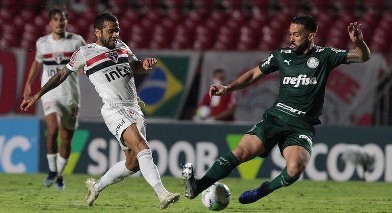 Daniel Alves (São Paulo) e Luan (Palmeiras) disputam a bola em jogo no Morumbi