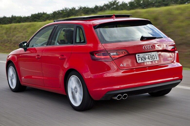 A nova geração do Audi A3 foi revelada em março de 2012, no Salão do Automóvel de Genebra (Suíça). Para os brasileiros, a boa nova é que o modelo tem chances de voltar a ser fabricado no País a partir de 2014, junto com a sétima geração do Golf na fábrica da Volkswagen em São José dos Pinhais, no Paraná

A produção local é uma saída para a Audi ganhar competitividade diante da BMW e possivelmente da Mercedes-Benz — a primeira já confirmou que construirá uma fábrica em Santa Catarina. A3 e Golf usam a nova plataforma modular do grupo Volkswagen, que servirá a mais de uma dezena de veículos de diferentes gêneros

VEJA TAMBÉM

> Mais potente, Fiat Cinquecento agora é flex nas versões Sport e conversível

> Onix e Prisma ganham câmbio automático e ficam até R$ 7.000 mais caros

Quer saber tudo sobre carros? Acesse www.r7.com/carros
