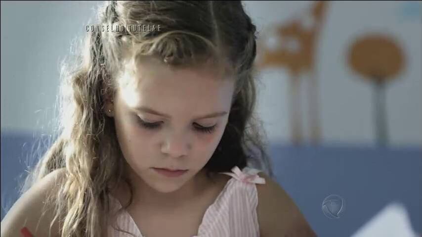 Conselho Tutelar está chegando ao fim, mas a história dos conselheiros que se esforçavam ao máximo para salvar pessoas inocentes e retratar a realidade ficará marcada como uma grande sucesso! Relembre agora quais foram os casos de agressão infantil abordados na minissérie

+ Aprenda a música exibida na vinheta de Conselho Tutelar

+ César e Sereno investigam caso de menina abusada por familiares

+ Veja imagens chocantes das cenas de violência infantil exibidas em Conselho Tutelar



