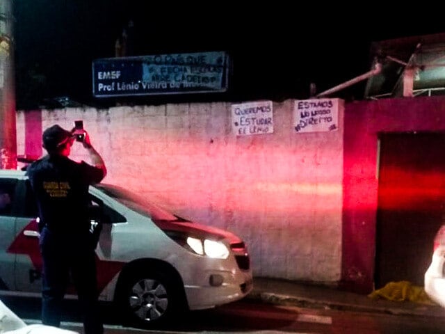 Policiais acompanham a situação na escola Lenio Vieira de Moraes