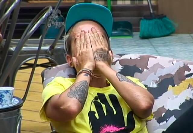 Carta de familiares para DH
Na sétima temporada, DH ficou muito emocionado com a carta que recebeu de seus familiares e não conseguiu conter as lágrimas, dividindo a emoção com os outros peões