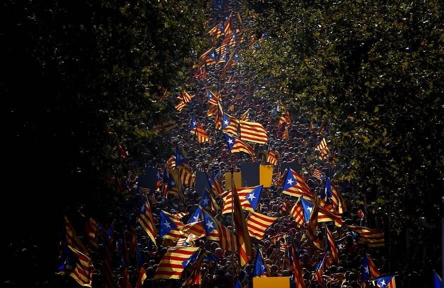 Em Barcelona, pessoas participam de uma manifestação nesta quinta-feira (11) para pedir a independência da Catalunha, região separatista da Espanha. 

Os manifestantes se sentem incentivados pelo referendo da Escócia, que pode trazer a independência da região do Reino Unido