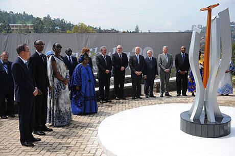 Autoridades participam de cerimônia em frente a um monumento em lembrança do genocídio que deixou 800 mil mortos em Ruanda