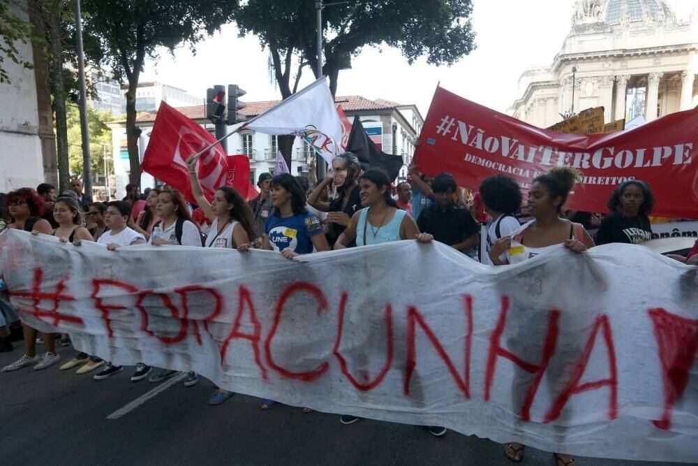 Manifestantes com faixas e cartazes contra o impeachment e pedindo a saída do presidente da Câmara caminharam por vias na região central do Rio de Janeiro