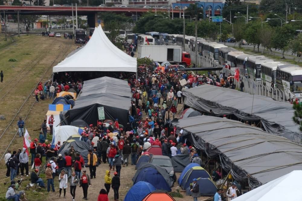 Centenas de militantes do MST (Movimento dos Trabalhadores Rurais Sem Terra) estão concentrados em um acampamento para seguir em atos de apoio ao ex-presidente Lula, em Curitiba
