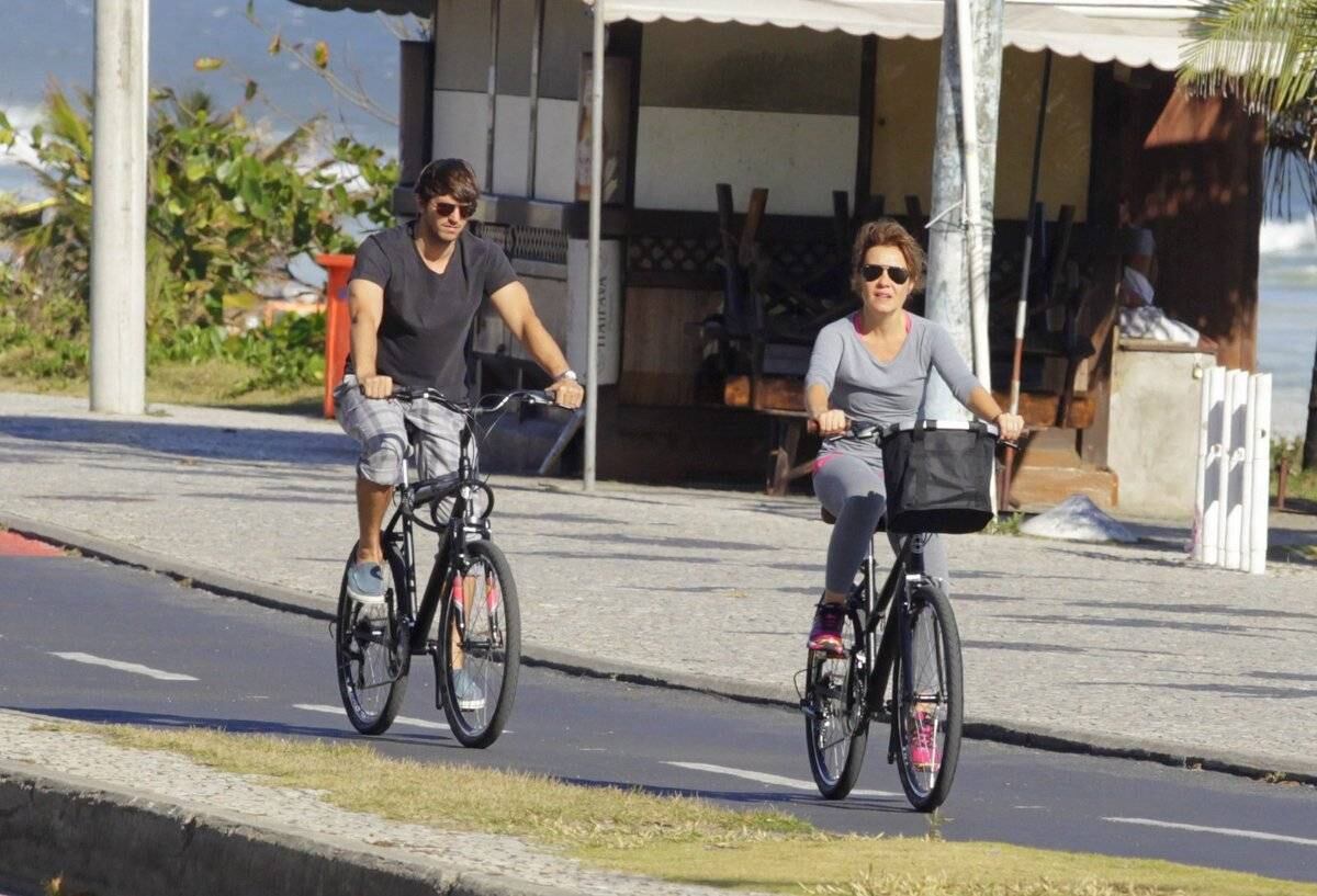 Adriana Esteves e Vladimir Brichta aproveitam o bom tempo desta quarta-feira (29) para se exercitar