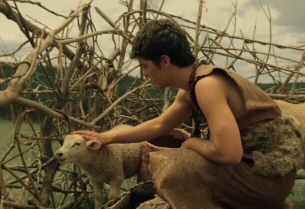 Enquanto Abel escolhe as melhores ovelhas, Caim seleciona o que há de pior na horta, entre frutas e verduras estregadas. Os irmãos deixam as ofertas, mas apenas uma agrada a Deus  