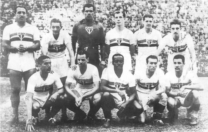 6 - Luizinho - 173 gols

Luizinho (primeiro agachado à esquerda) jogou no São Paulo quando o clube ainda era chamado de Paulistano,mas ficou no Tricolor durante bons anos após a extinção do Paulistano. É mais um que fez história
