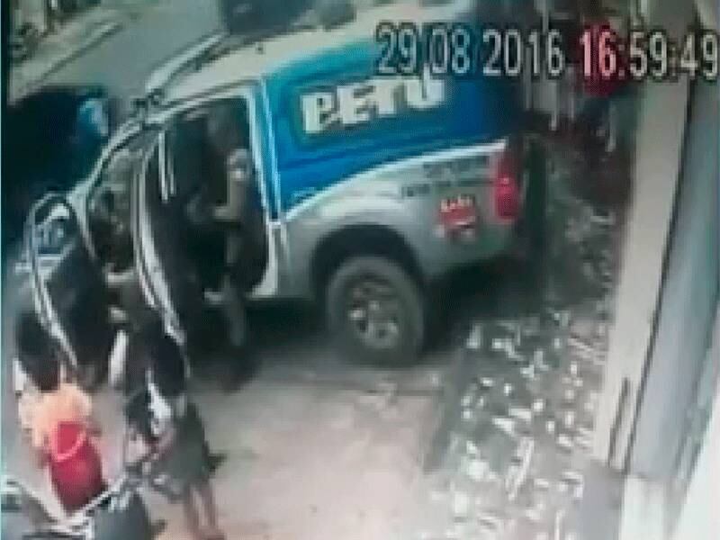 Policiais do Peto se preparavam para entrar na viatura quando foram surpreendidos pelo grupo de crianças