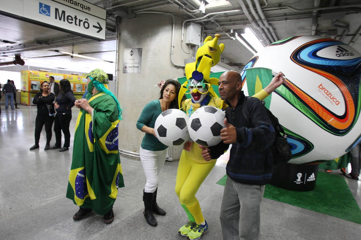 Torcedores da seleção se encontram na estação Corinthians-Itaquera