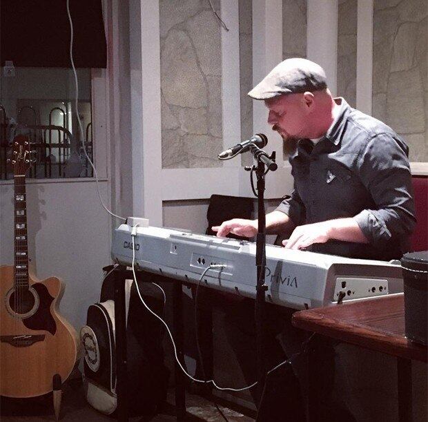 "Eu atuo e componho para manter minha sanidade. Atores não têm muita estabilidade de trabalho ou um plano de saúde bom e aposentadoria. Nós somos atores assim porque é a nossa essência, fazemos pelo amor e necessidade de trazer as palavras da página para a vida e fazer as pessoas felizes", completou Richert, dizendo que não se afastou da área artística