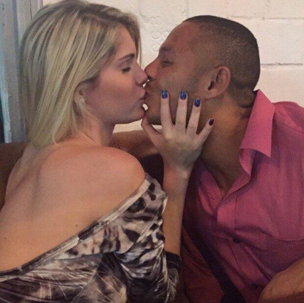 Bárbara Evans, apontada como novo affair de Cauã Reymond, aproveitou a noite de quarta-feira (15) para curtir as amigas. O que chamou atenção, entretanto, foi um beijinho dado pela loira em um rapaz. Quem será o sortudo?