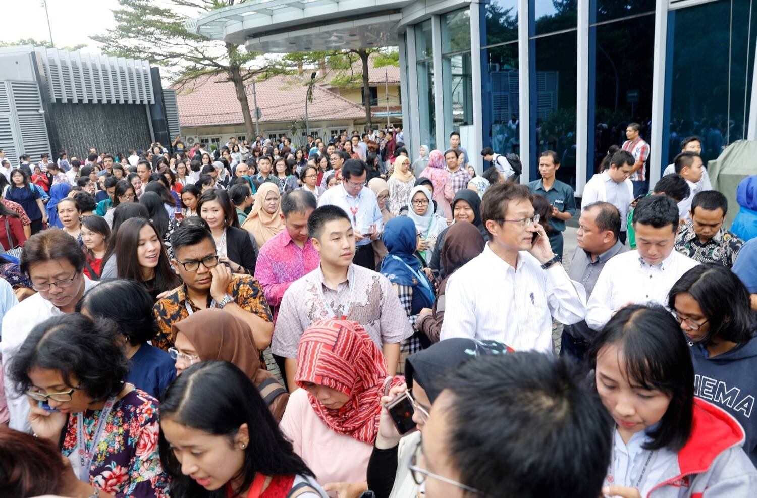 Em 23 de janeiro, um terremoto de 6 graus causou pânico na ilha de Java, na Indonésia. Dezenas de pessoas abandonaram seus locais de trabalho, temendo estragos do tremor. Na ocasião, apenas duas pessoas morreram, ambas de ataque cardíaco mas o incidente deu uma ideia do que viria pela frente no país ao longo do ano

