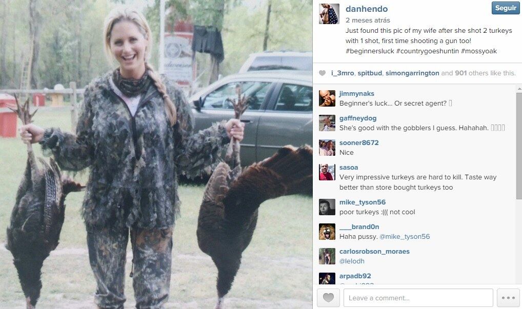 Sobra até para sua esposa virar motivo de piada na conta do Instagram do lutador. Dan Henderson publicou uma foto bem antiga da bela com dois perus na mão, em uma caçada que fizeram