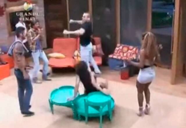 Monique Amin

Monique Amin tomou um susto com a comemoração de um peão e esqueceu de alguns objetos ao seu redor em A Fazenda - Nova Chance. O tombo arrancou risadas dos seus colegas e da própria ex-peoa!