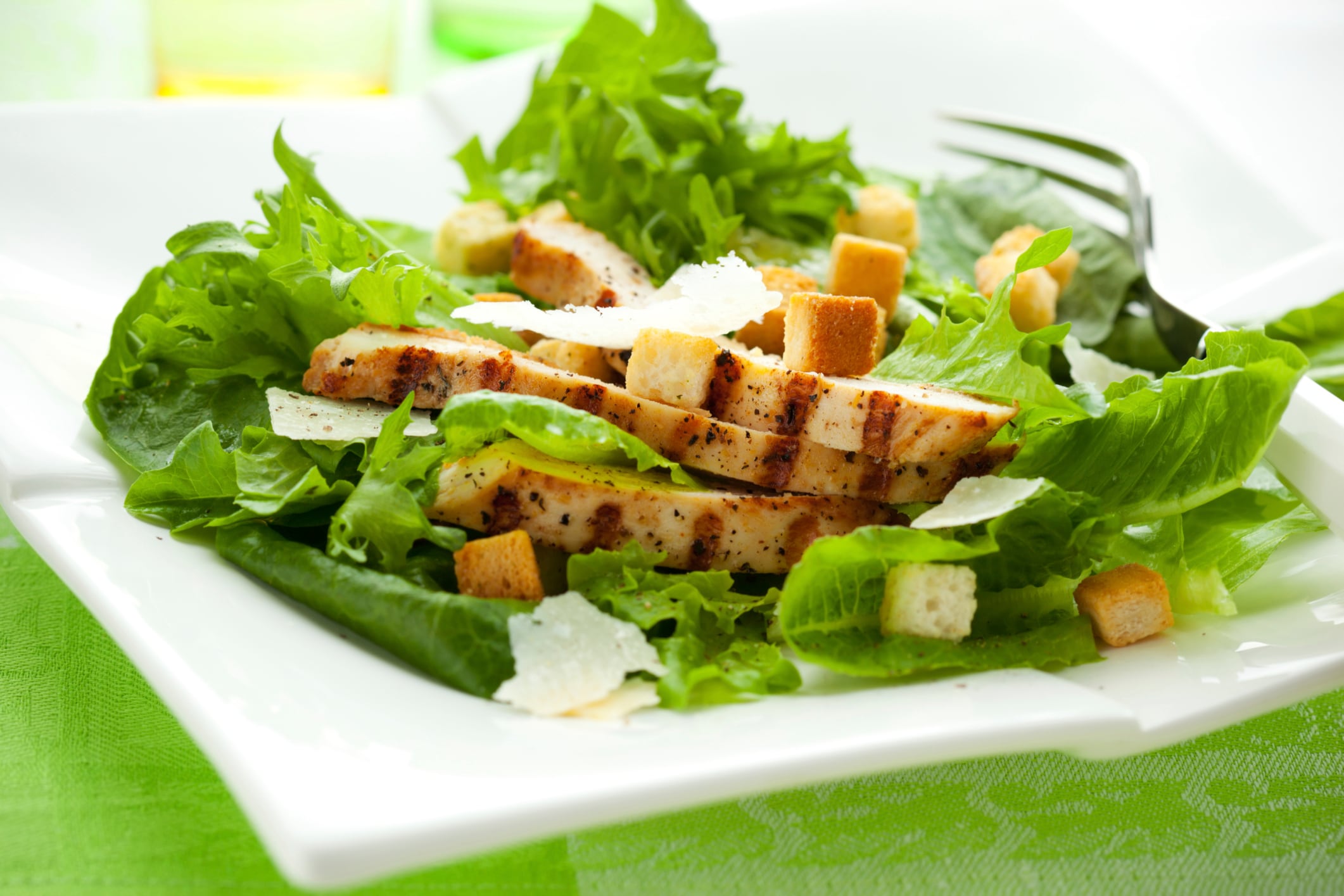 



A nutricionista Hiasmim Braguim traz ainda dicas de como
alimentar-se corretamente no frio, para que o treino renda mais e que os
resultados apareçam.

— Faça uma refeição sólida
uma hora e meia antes da atividade. Ela deve conter carboidratos de baixo índice
glicêmico (pão e arroz integral, batata doce, mandioca, tapioca), pois são
fontes de energia, contribuem para diminuir o risco de lesões e para retardar a
fadiga muscular.

— Coma também uma fonte de
proteína magra (frango, peixe, clara de ovo). Assim, o corpo evita utilizar a
massa magra como fonte de energia, e prioriza o carboidrato ingerido. Evite
alimentos gordurosos e produtos lácteos