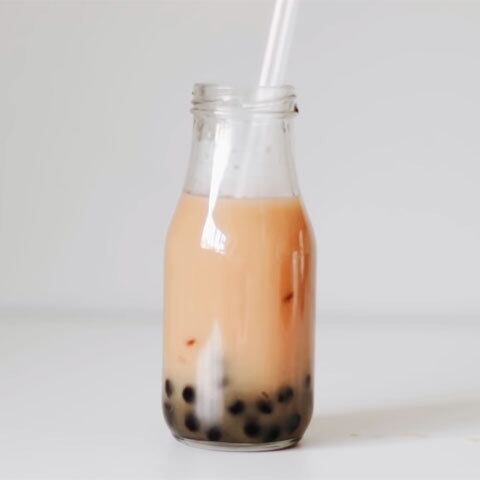 Bubble tea (“chá bolha”): também conhecido como chá de leite pérola, é uma bebida doce à base de chá, geralmente preto ou verde, clássica de Taiwan. Pode-se encontrá-la na forma de muitos sabores diferentes, porém no fundo do copo sempre há pequenas bolinhas ou pérolas mastigáveis da goma de tapioca (chamadas “boba”) provenientes da mandioca.