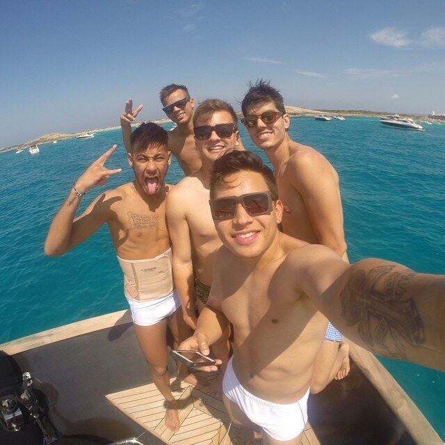 Antes de embarcar para o Japão, Neymar curtiu dias de descanso com os amigos em Ibiza. O craque alugou um iate e garantiu a diversão da turma durante o último final de semana