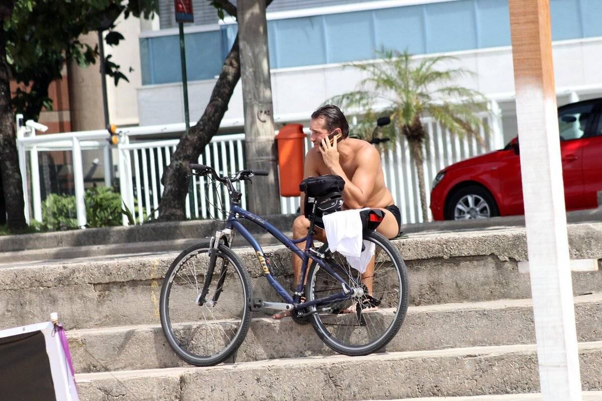 Paulo Rocha é fotografado bebendo água de coco na orla do Leblon, no Rio de Janeiro