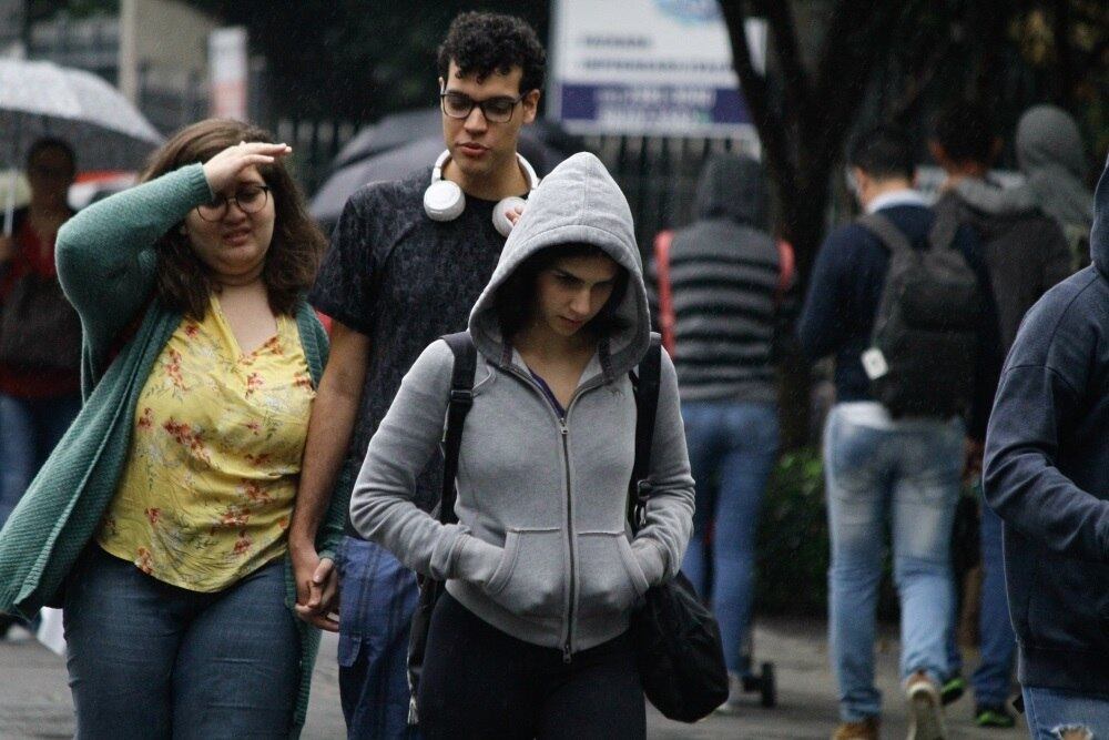 SP - CLIMA/SP/FRIO - GERAL - Pedestres enfrentam clima frio na Avenida Paulista, na região central de São Paulo, na manhã desta sexta-feira, 24. São Paulo deve registrar as temperaturas mais baixas do ano a partir de hoje, 24, com os termômetros caindo para 10ºC graus no fim de semana. A capital paulista já havia registrado, na quarta, 21, 15ºC graus, mínima de 2019. 24/05/2019 - Foto: FÁBIO VIEIRA/FOTORUA/ESTADÃO CONTEÚDO