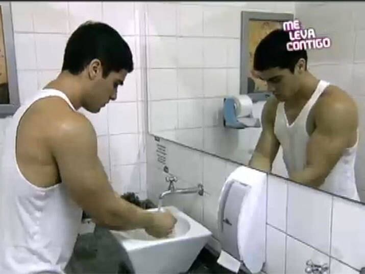 Ele ainda afirmou: 

— Tenho mania de lavar a mão. Qualquer lugar onde eu toquei, eu senti que contaminou. Às vezes, é coisa da minha cabeça

+ Vídeo: Cuidados com o corpo conquistam mulherada e Eliedson se dá bem

+ Siga o Me Leva Contigo no Twitter

+ Curta o Me Leva Contigo no Facebook
