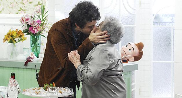 Já beijou Chay Suede

Sim, ela já fez o que muitas menininhas sonham todos os dias. Durante o Programa da Palmirinha, da Fox, no ano passado, ela recebeu do gato uma demonstração de beijo técnico. Claro que ela ficou toda encabulada e até se enrolou para continuar o programa 