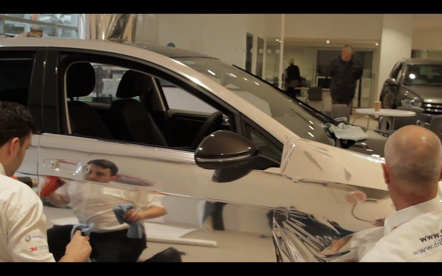 Após o acabamento final o Golf se torna um espelho ambulante
VEJA TAMBÉM
> RAM faz picape enfurecida para divulgar novo filme do Super-Homem
> Direto da idade da pedra: carro do filme Os Flintstones movido com os pés vai a leilão
Quer saber tudo sobre carros? Acesse R7.com/carros