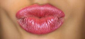 Depois de Angelina Jolie, os lábios carnudos nunca mais foram vistos da mesma forma. Cobiçado por muitas mulheres, eles podem remeter a uma sensualidade contida. No entanto, não é todo mundo que tem a boca tão desenhada como a da atriz. Pensando em quem deseja mais volume na região sem um intervenção cirúrgica, uma marca acaba de lançar um dispositivo que promete resultado em minutos