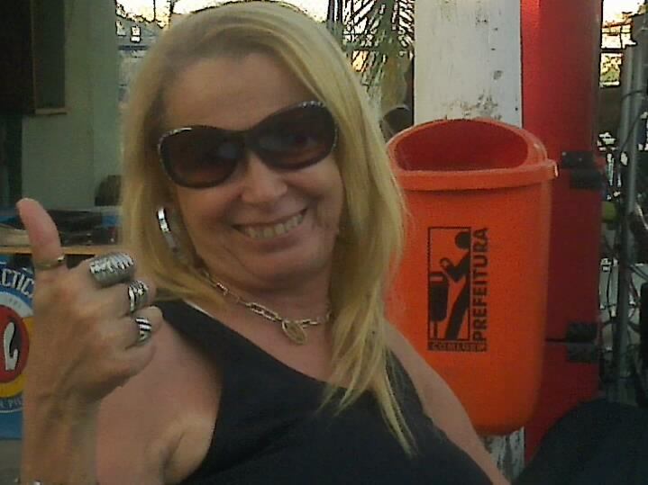 Antes de começar a falar, ela avisou: que a situação não está boa nem para e nem para o Latino. O mau momento financeiro do cantor nada tem a ver com a crise financeira que atinge o país. Regina garante que os inúmeros processos por pensão que o cantor foi obrigado a pagar nos últimos anos tem ligação direta com a diminuição da fortuna.

— Já faz três meses que ele disse que não poderia mais pagar meu plano de saúde. As ex-mulheres vão levar tudo e vão deixar o Latino só de cuequinha na mão.

Com pensões atrasadas, cantor Latino pode ser preso a qualquer momento
