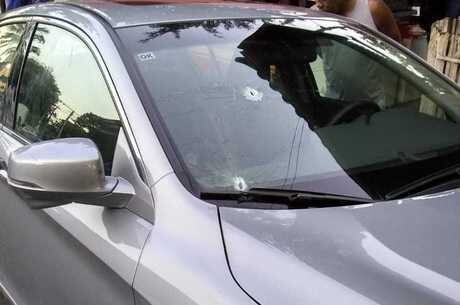 Carro foi alvejado durante assalto na BR-101