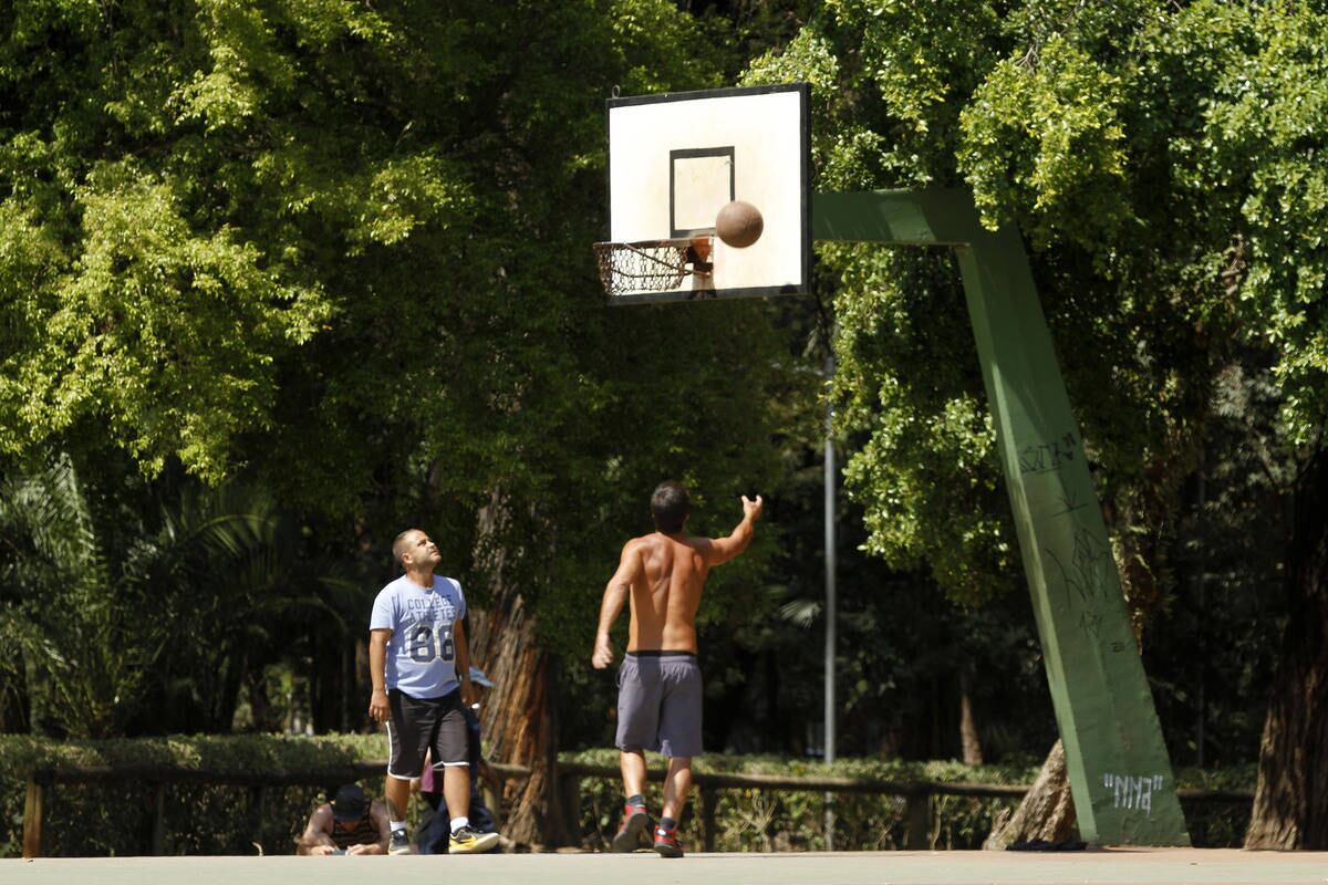 O Parque Ibirapuera, na zona sul, ficou lotado de pessoas, de várias as idades, se dedicando à prática de esportes