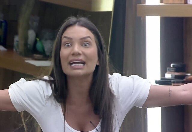 Stéfani foi uma das primeiras peoas a brigar com Luiza na sede. A discussão ocorreu logo após Luiza contar a Biel que Mariano estava falando sobre ele na sala a outros participantes. A digital influencer não se aguentou e soltou o verbo para a modelo, chamando-a de fofoqueira