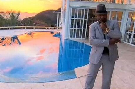 Mr. Catra convive com os filhos em um casarão na zona oeste do Rio