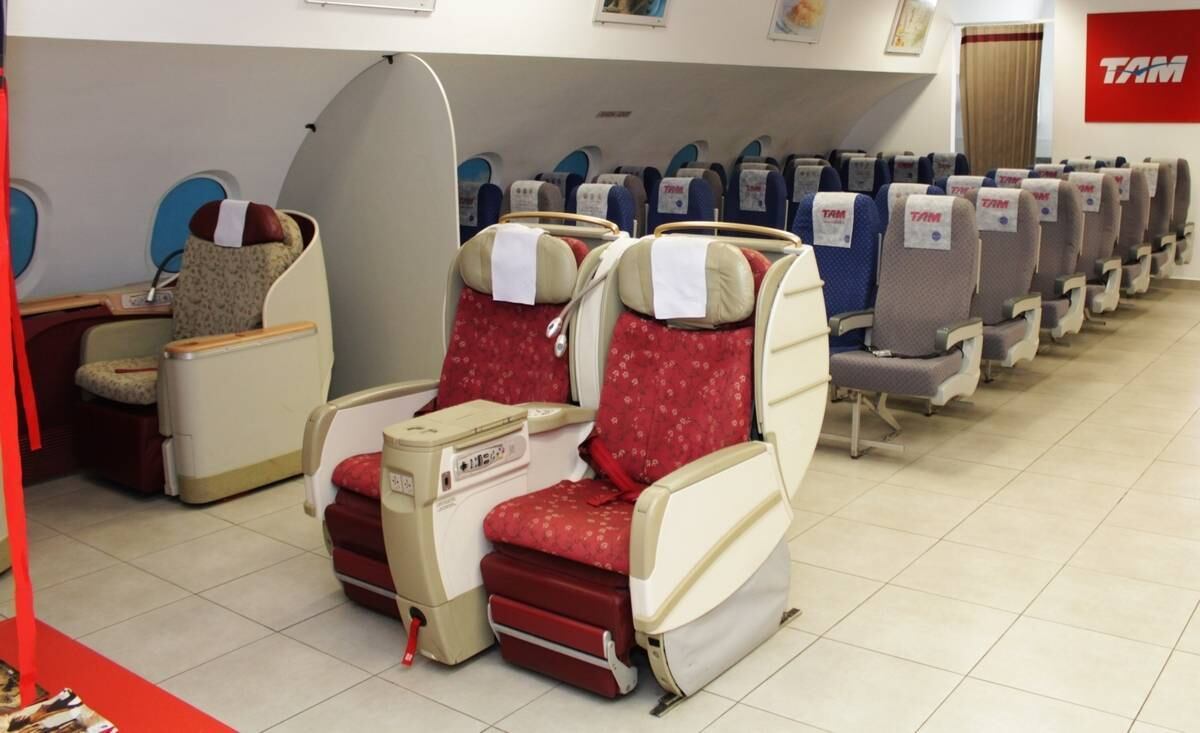 Treinamento comissário voo bordo aeromoça