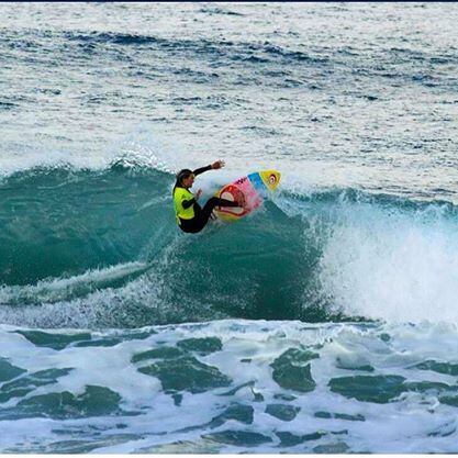 A adolescente foi atacada por um tubarão e sofreu ferimentos bastante feios na perna e nos pés, mas sobreviveu com a ajuda de amigos