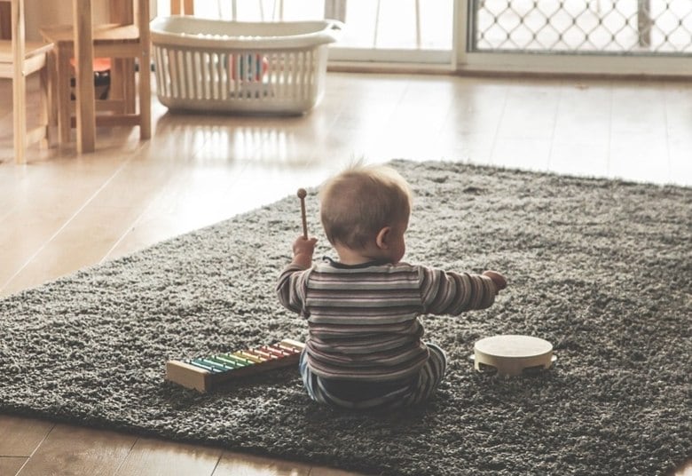 Segundo Andréa Schkolnick, o bebê é um ser extremamente estimulável. “Tudo é muito interessante e precisa ser descoberto por meio de seus sentidos (forma de conhecer o mundo e aprender dos bebês) e de seus movimentos. Por isso, a aula de música precisa incluir estas preciosas descobertas, permitindo que haja tempo da criança explorar cada instrumento ou objeto que se apresenta a ela. Desta maneira, não há necessidade de se oferecer inúmeras atividades dirigidas. O importante é oferecer alguma sugestão (um instrumento, uma canção, um objeto) e permitir que ela possa entrar em contato com isso da maneira que mais lhe parecer interessante (chacoalhando, esfregando, batendo, colocando na boca, segurando ou, simplesmente, observando e escutando). É importante permitir que o bebê passe por essa fase de exploração e descoberta, afinal esta é sua forma de conhecer o mundo e de aprender”, justifica.